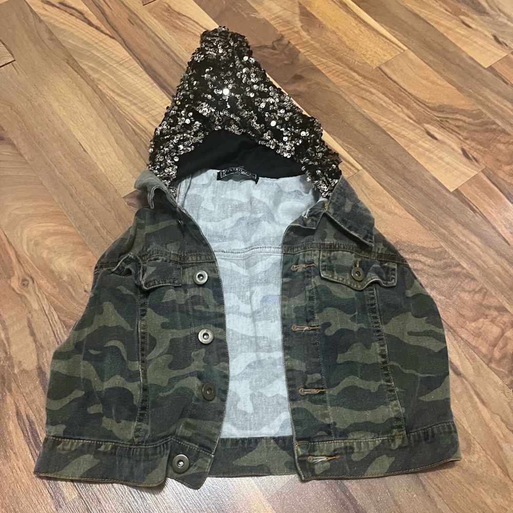 Camo cropped vest by intro